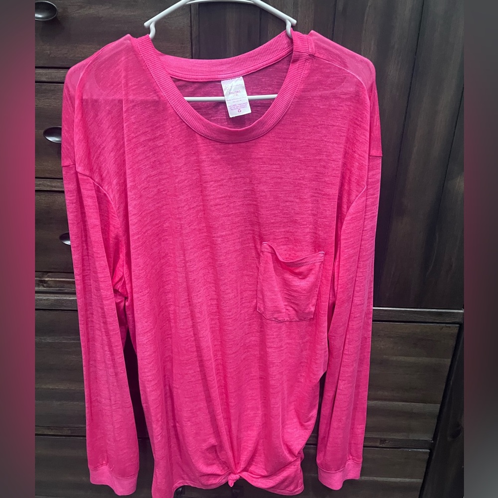 Simple, comfy top! - Picture 2 of 2